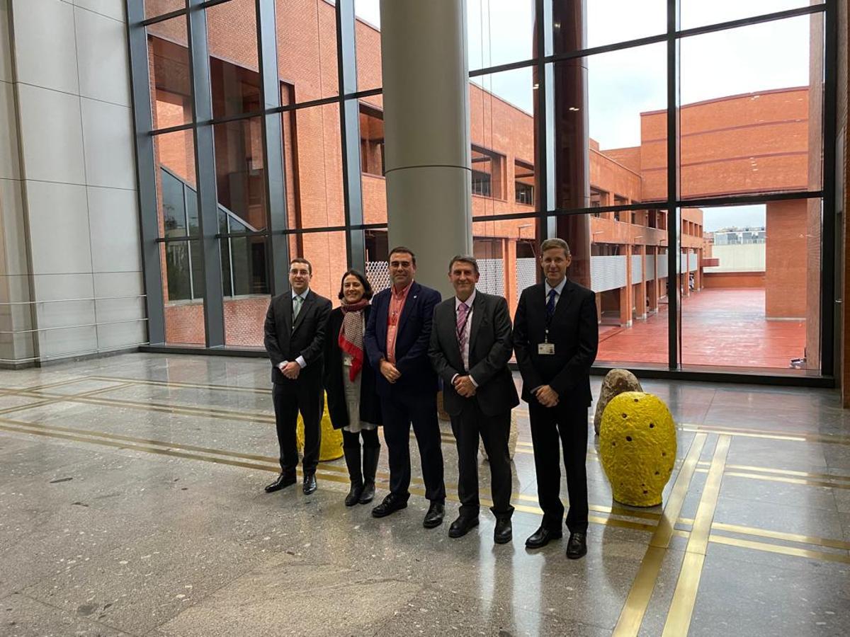 El equipo responsable del Banco de España junto al físico de la ULL Jorge Méndez (centro).