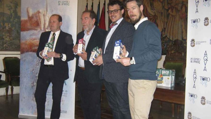 De izquierda a derecha, Fontanillo, Rodríguez, Del Bien y Barros presentan los envases de leche. Foto