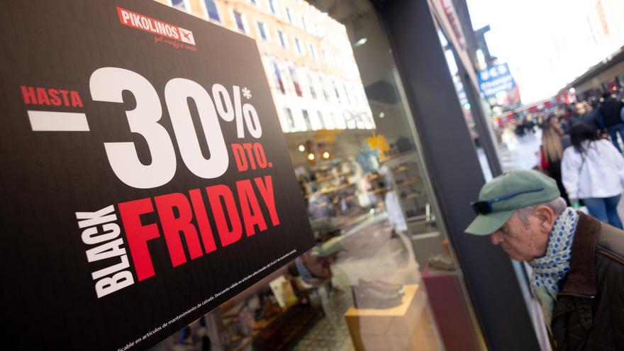 Archivo - Un escaparate avisa de los descuentos durante el Black Friday