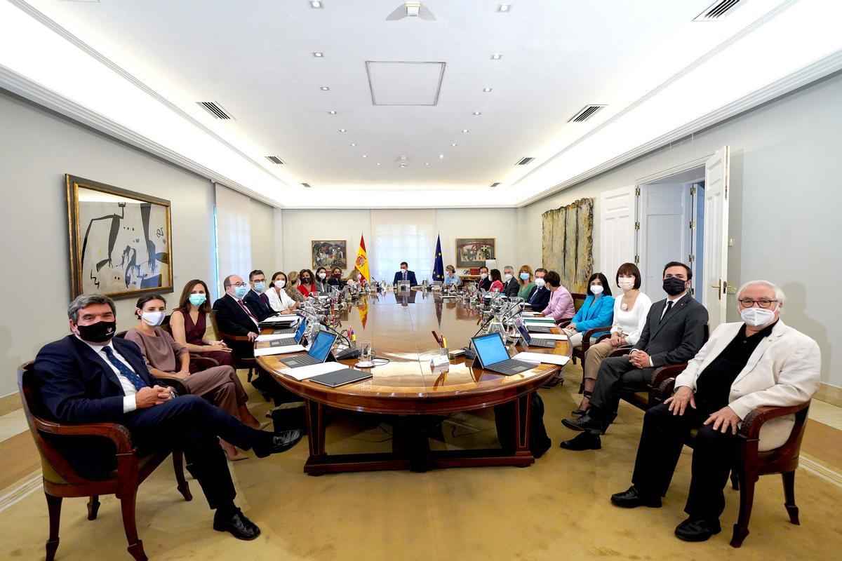 El presidente del Gobierno, Pedro Sánchez, con su nuevo Consejo de Ministros, reunido por primera vez desde el comienzo de la pandemia en su sala habitual, este 13 de julio, en la Moncloa.