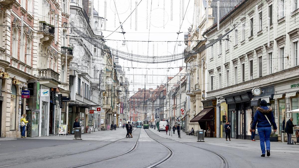 Calles de Graz casi desiertas durante el cuarto confinamiento por el coronavirus en Austria.