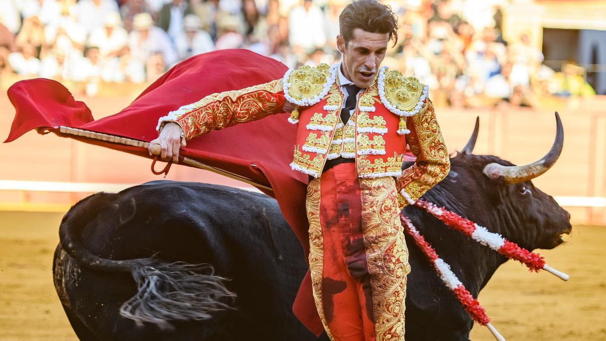 Alejandro Talavante, en plena faena  este martes en La Maestranza.