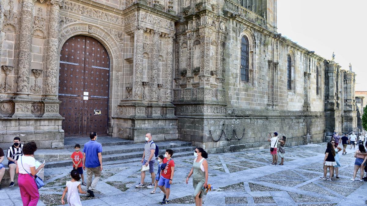 Turistas en la Plaza de la Catedral.