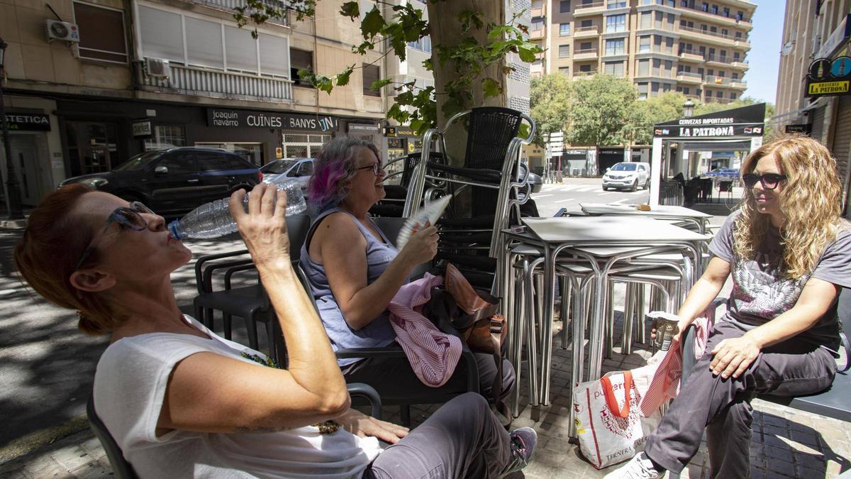 Varias mujeres se refrescan en una terraza de Xàtiva, en una imagen de archivo.