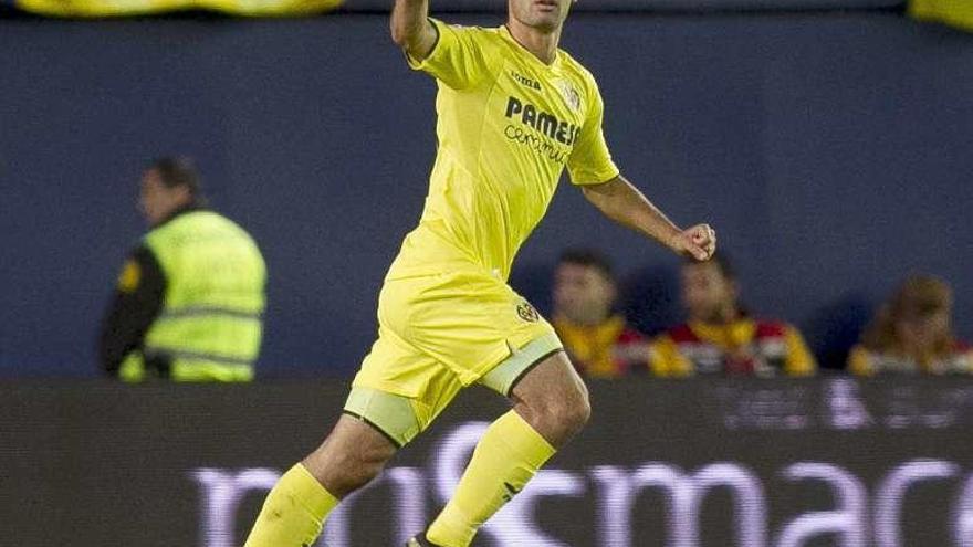 Trigueros festeja el primer gol de ayer del Villarreal. // Domenech Castelló