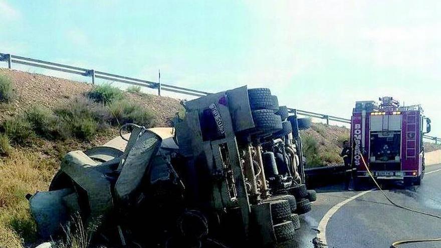 Otro vuelco de camión corta la salida a la A-2 todo el día