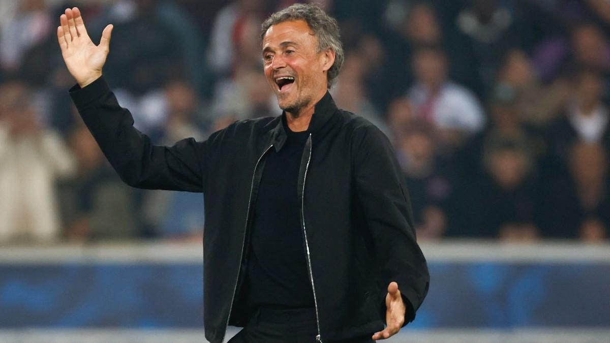 Luis Enrique no se cansa de ser viral: se cambia de sitio en rueda de prensa y pasa esto...