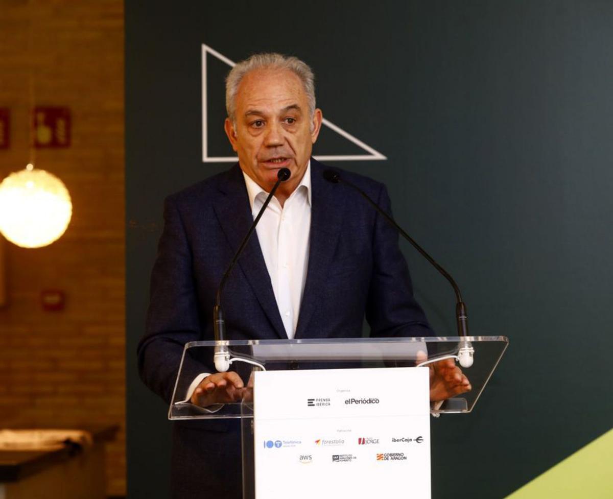David Rey, director del Instituto Aragonés de Fomento (IAF), con varios de los ponentes. | JAIME GALINDO