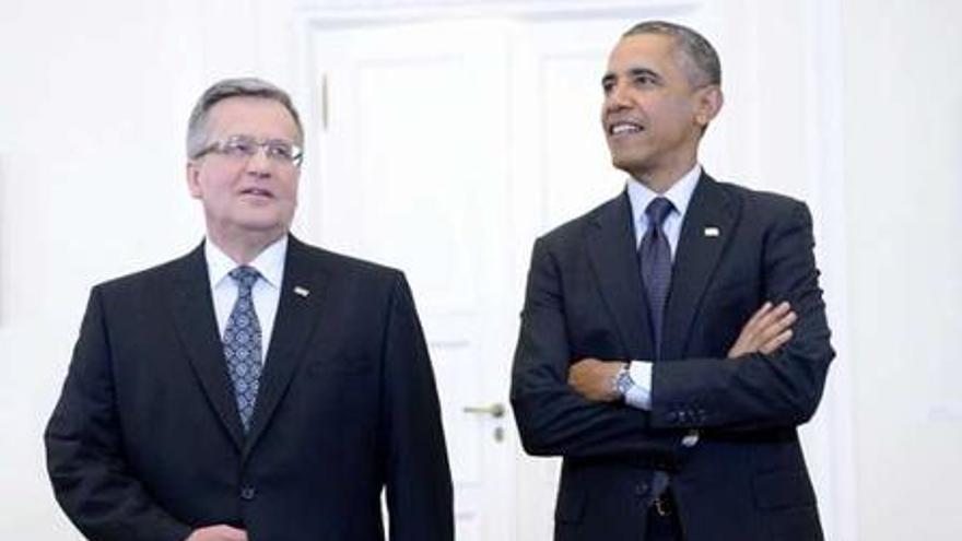 Obama y el presidente polaco, Komorowski, ayer en Varsovia.