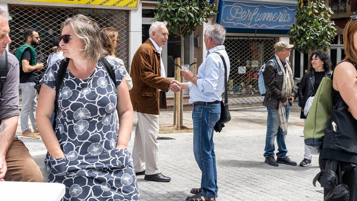Margallo saluda a militantes de Marea Atlántica en A Coruña