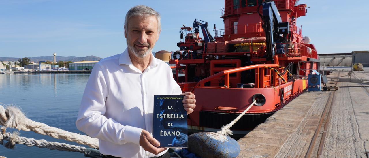 Francisco Toledo, amb el seu llibre, a les instal·lacions de PortCastelló.