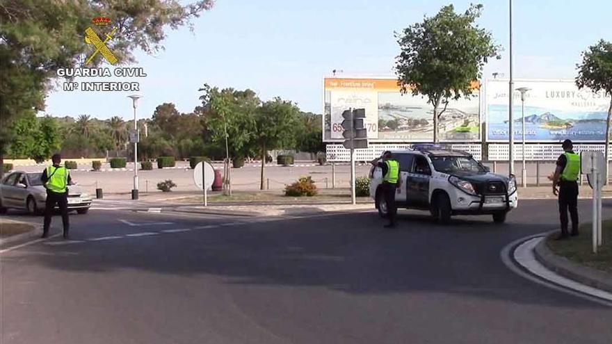 Agentes de la Guardia Civil, durante un control.