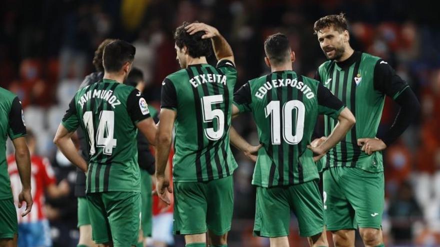 Llorente habla con Expósito junto a otros compañeros del Eibar.