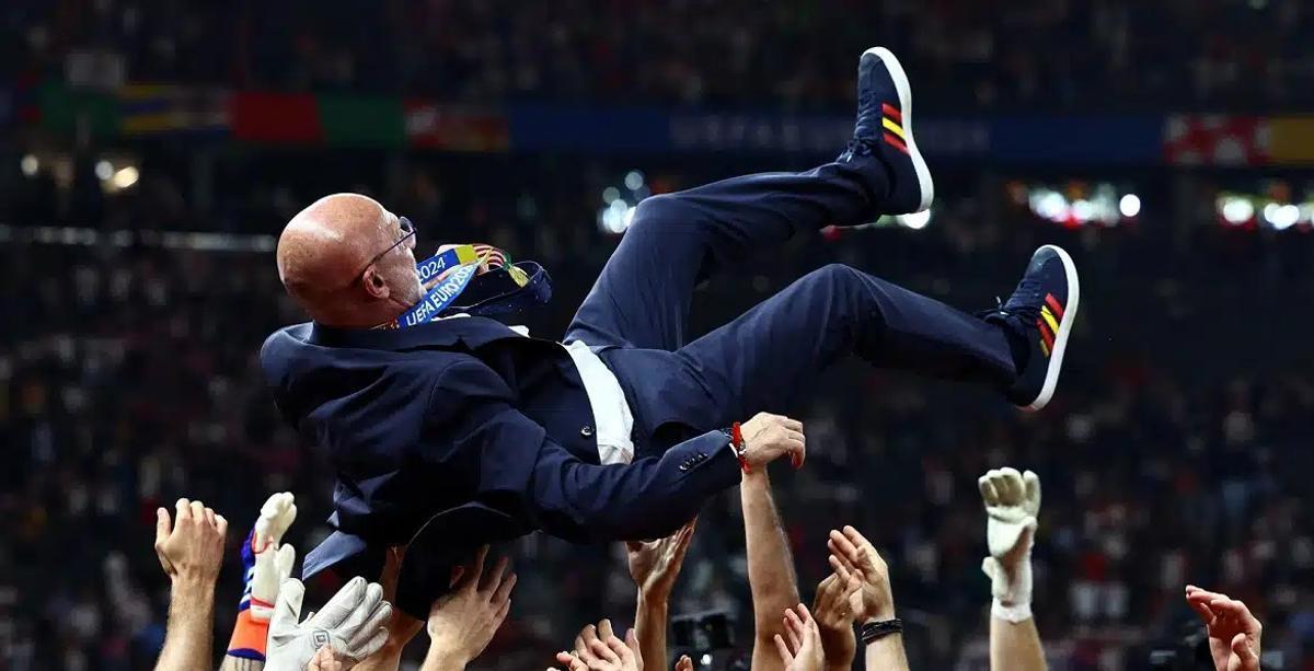 Luis de la Fuente manteado tras ganar la Eurocopa d e2024.