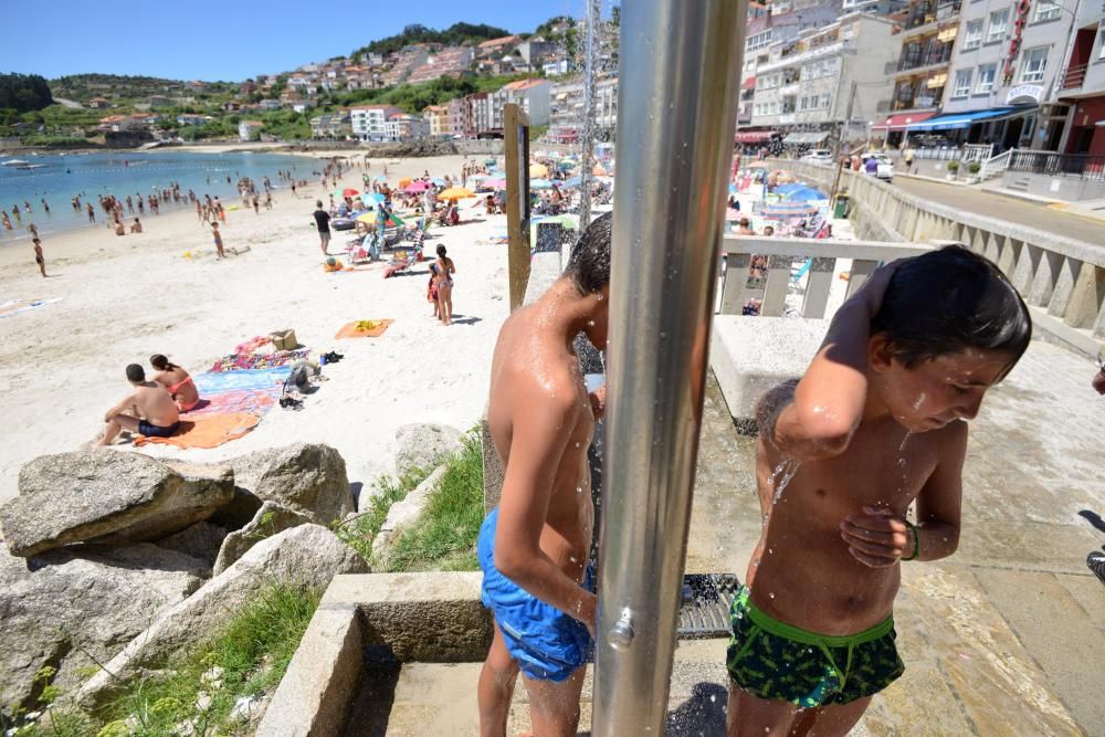 El calor abarrota las playas de Sanxenxo