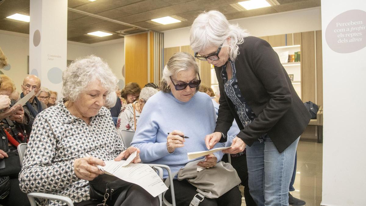 La psicóloga Elena Angulo junto con Neus y Dolors, usuarias del taller de duelo organizado en Barcelona.