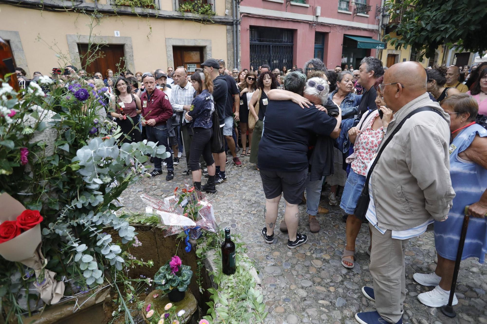 Así fue la despedida y el homenaje de amigos y clientes del Cafetón en Avilés a sus dueños, muertos en León