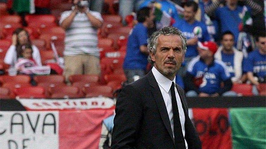 El entrenador de la selección italiana, Roberto Donadoni, antes del comienzo del partido contra Rumanía, en el grupo C de la Eurocopa de Austria y Suiza 2008, en el estadio Letzigrund de Zurich, Suiza, hoy viernes 13 de junio.