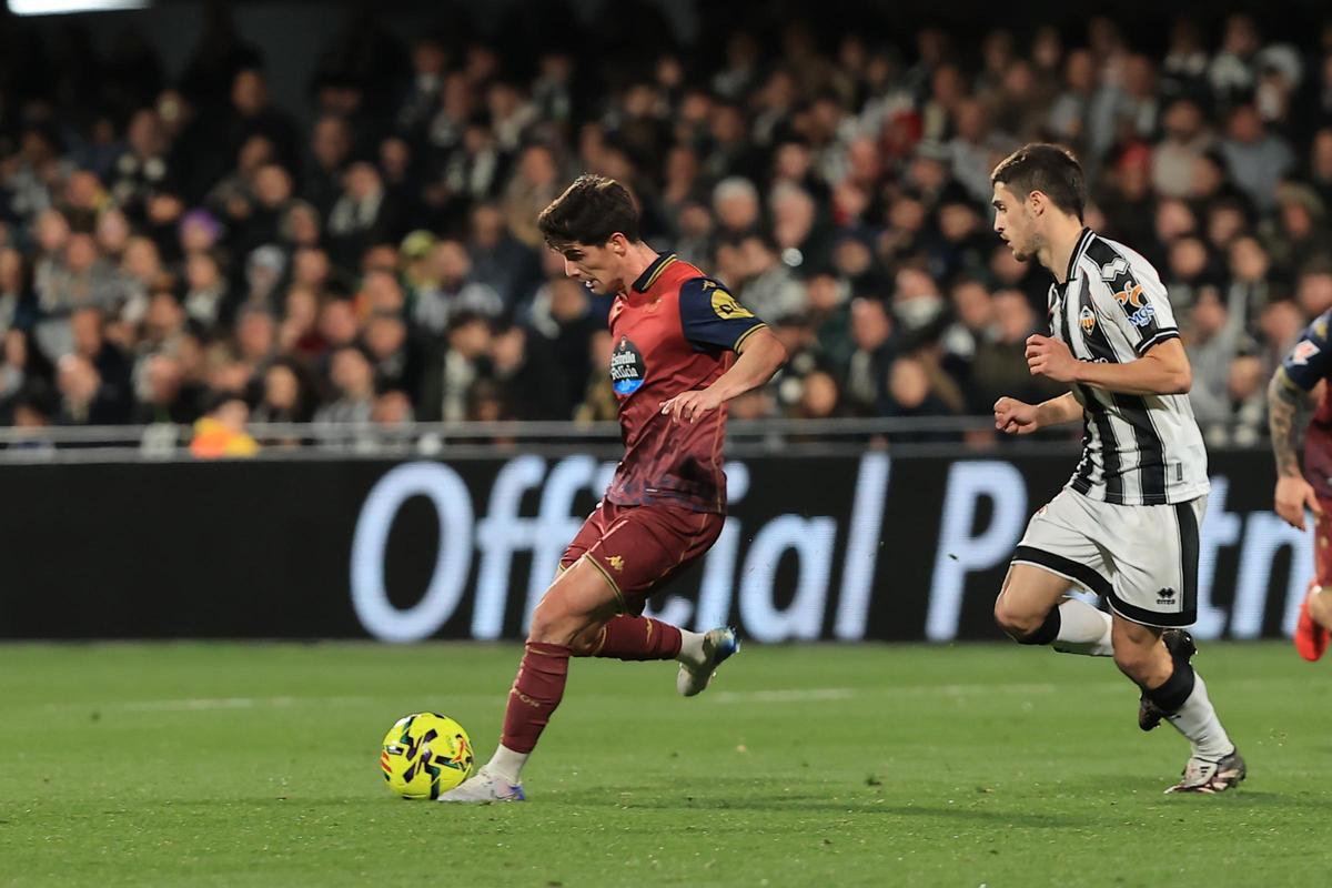 Riki se prepara para dar un pase en el duelo contra el Castellón.