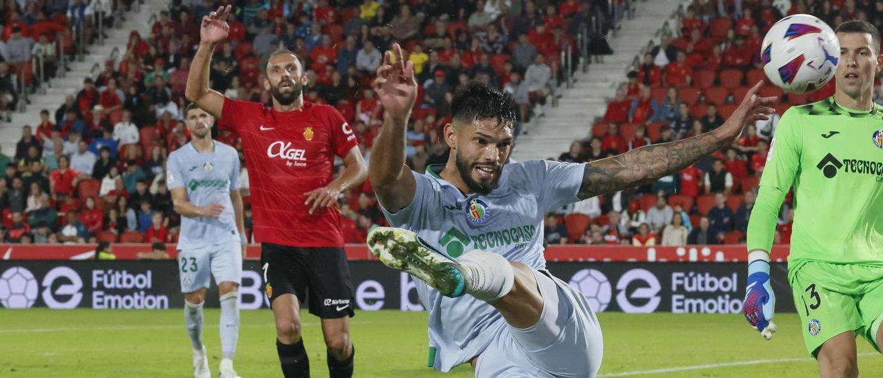 Muriqi reclama que el balón ha salido en el Mallorca-Getafe del sábado.