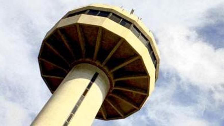In 54 Metern Höhe überwachen die Fluglotsen die Bewegungen der Flugzeuge auf Palmas Airport Son Sant Joan - bis zu 66 pro Stunde.