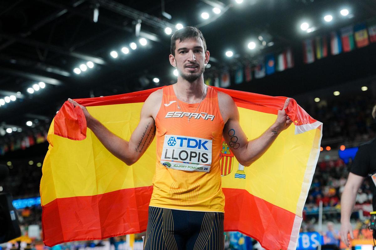 Quique Llopis, con la bandera de España tras la sensacional carrera que se marcó en Torun