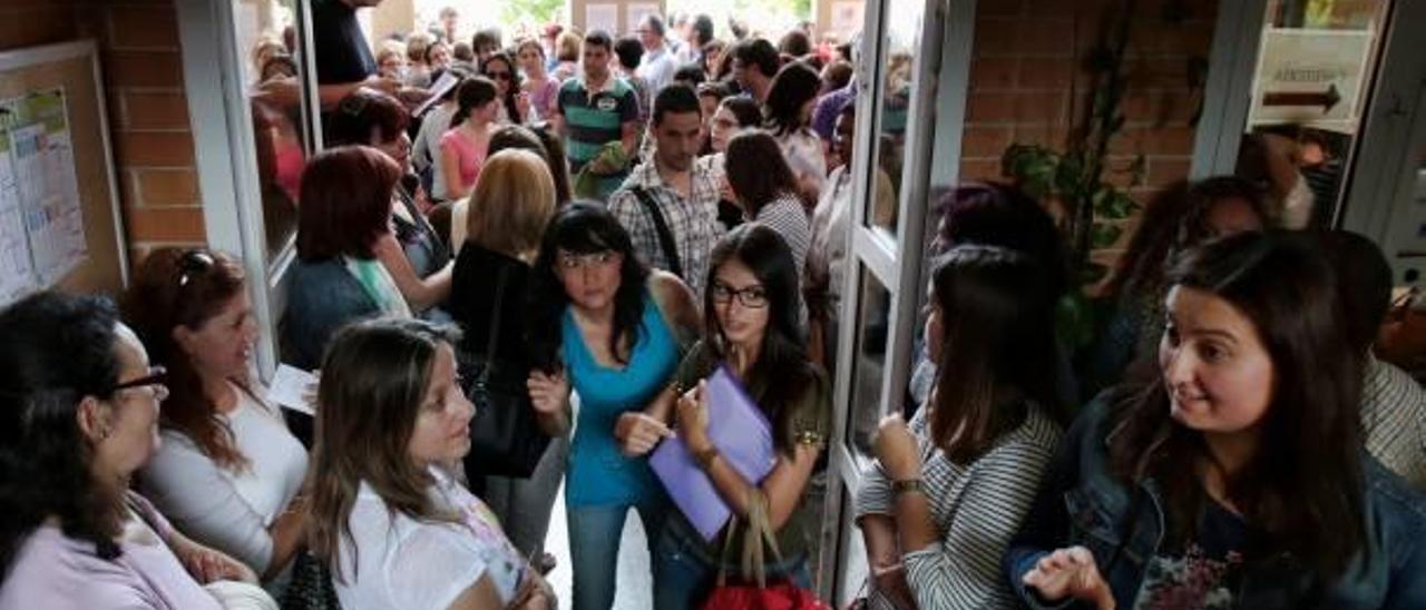 La entrada y el pasillo principal de la EOI de Benidorm, atestados de aspirantes al título de inglés.