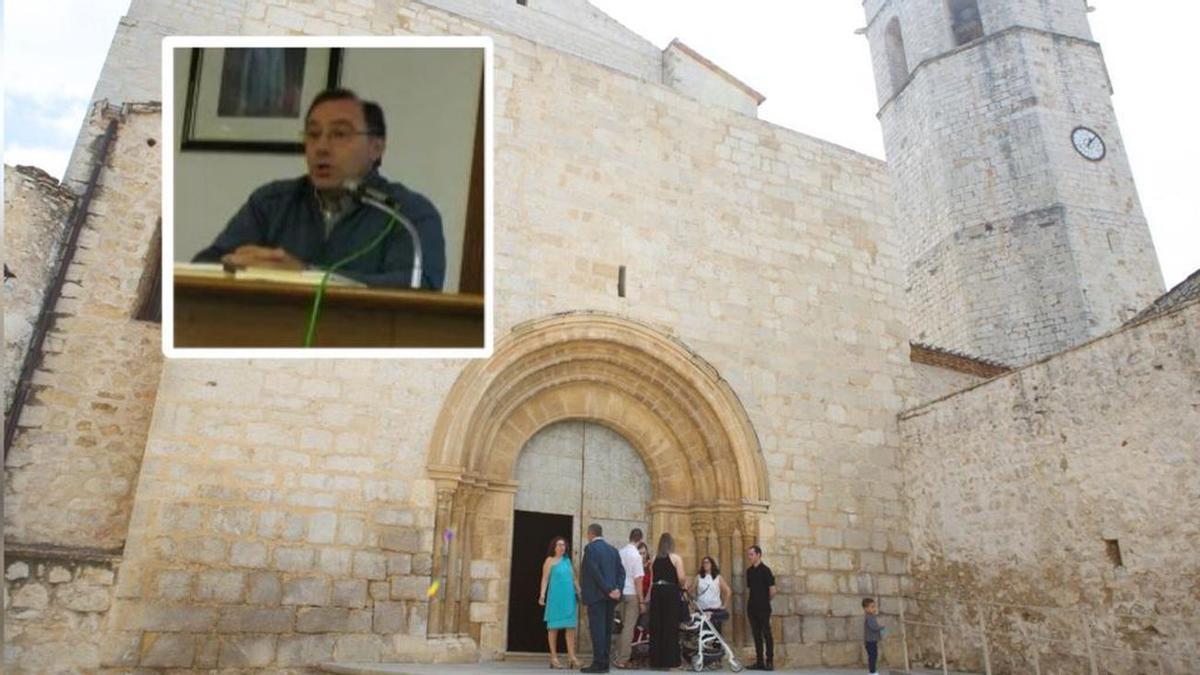 Invitados en la puerta de la Iglesia arciprestal de Sant Mateu, escenario del frustrado bautizo que debía oficiar el sacerdote Joaquín Iturat (imagen superior)