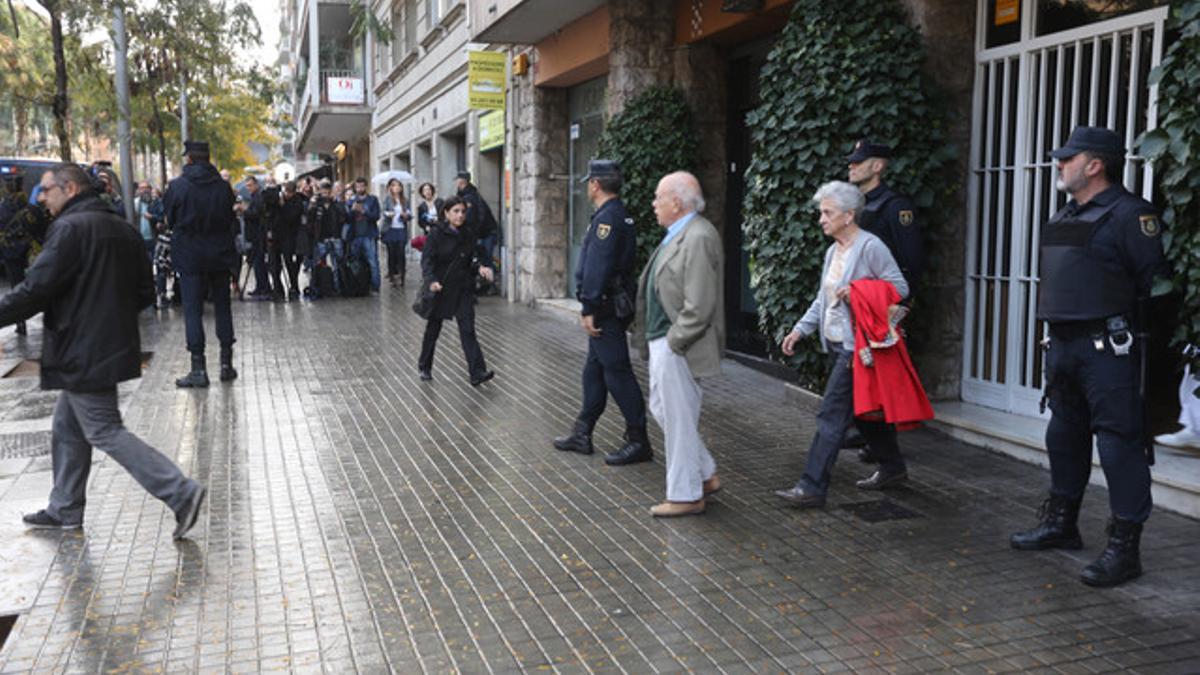 Jordi Pujol y Marta Ferrusola, este martes, abandonando su vivienda, que ha sido registrado por la Policía Nacional.