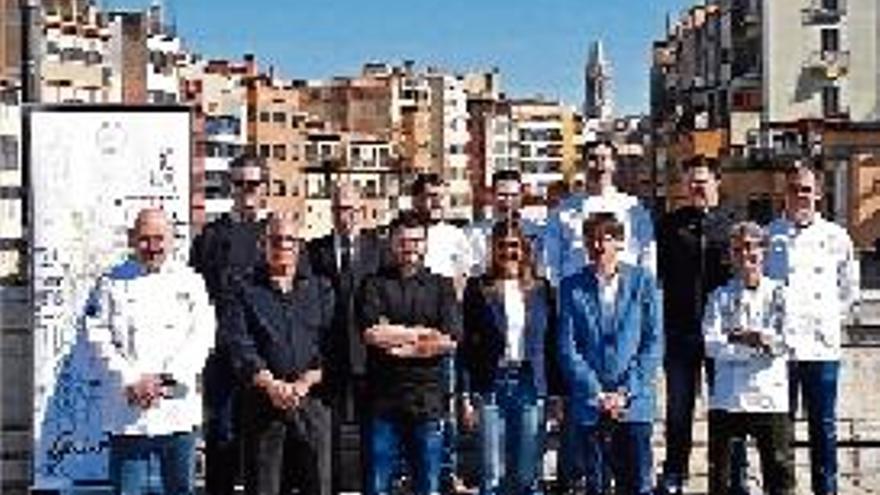 Els impulsors de la campanya, ahir al pont de Pedra.