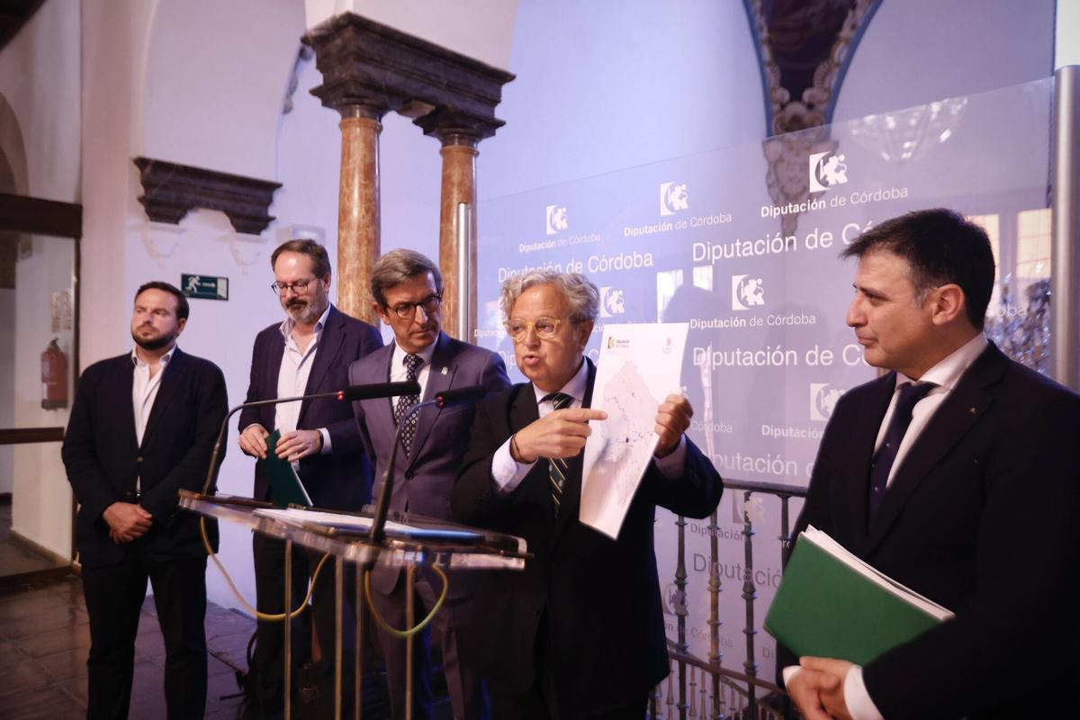 Córdoba. Diputación de Córdoba. El consejero de Industria, Energía y Minas en funciones, Jorge Paradela, mantiene una reunión con el presidente de la Diputación de Córdoba, Salvador Fuentes