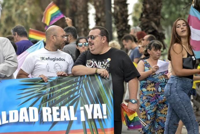 LAS PALMAS DE GRAN CANARIA A 24/06/2017. Este 2017 el lema del orgullo está vinculado a la demanda de la Ley de Igualdad LGTBI que combata los flecos pendientes para la igualdad legal y real. La manifestación discurrió por la avenida de Mesa y López hasta Santa Catalina. FOTO: J.PÉREZ CURBELO