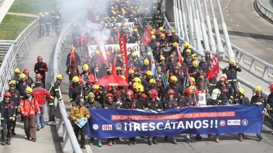 Protesta de bomberos en Ourense contra la privatización