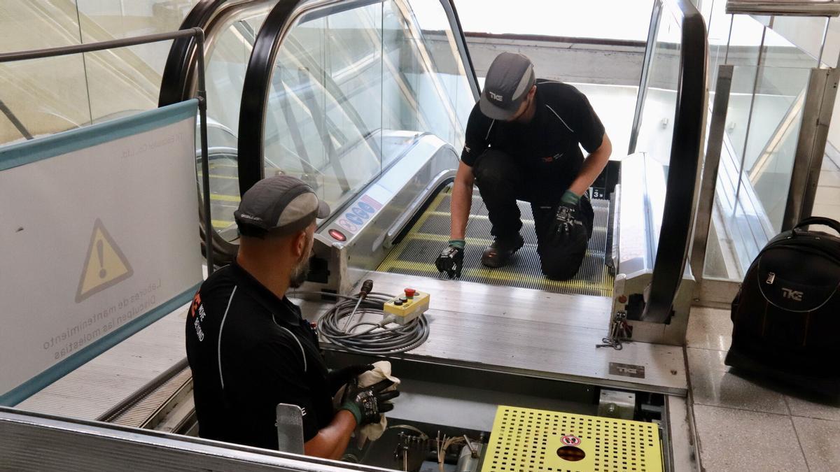 Tasques de reparació d'escales mecàniques en una estació