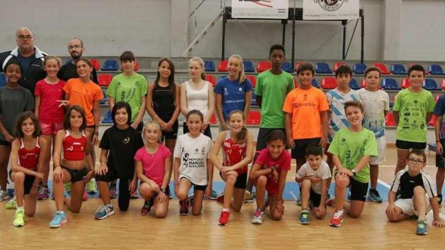 El Atletismo A Estrada celebró ayer el primer entrenamiento de sus escuelas en el multiusos. // Bernabé/Cris M.V.