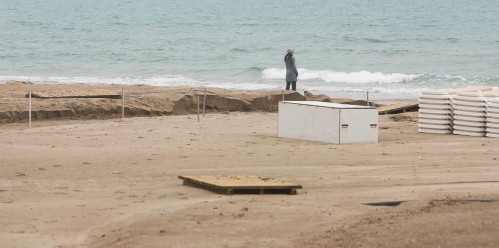 Imágenes de la playa de San Juan, donde la lluvia ha ocasionado serios daños en el arenal y el paseo peatonal.