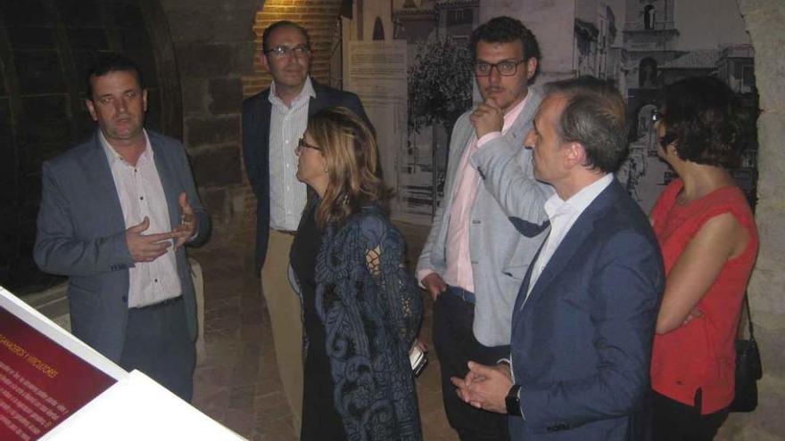 Amancio Moyano, primero por la izquierda, explica a las autoridades el contenido del centro del vino. Foto