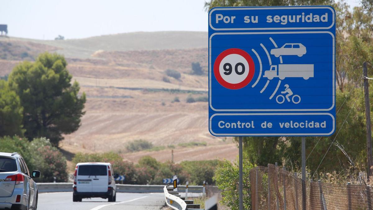 Un cartel anuncia la presencia de un radar en la Cuesta del Espino.