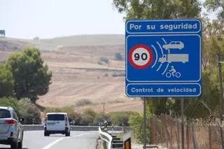 Un hombre de 36 años, evacuado al Reina Sofía tras una colisión entre un coche y una moto en la Cuesta del Espino