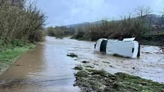 Continúa la búsqueda del conductor de una furgoneta arrastrada por el río Mogent en Llinars del Vallès