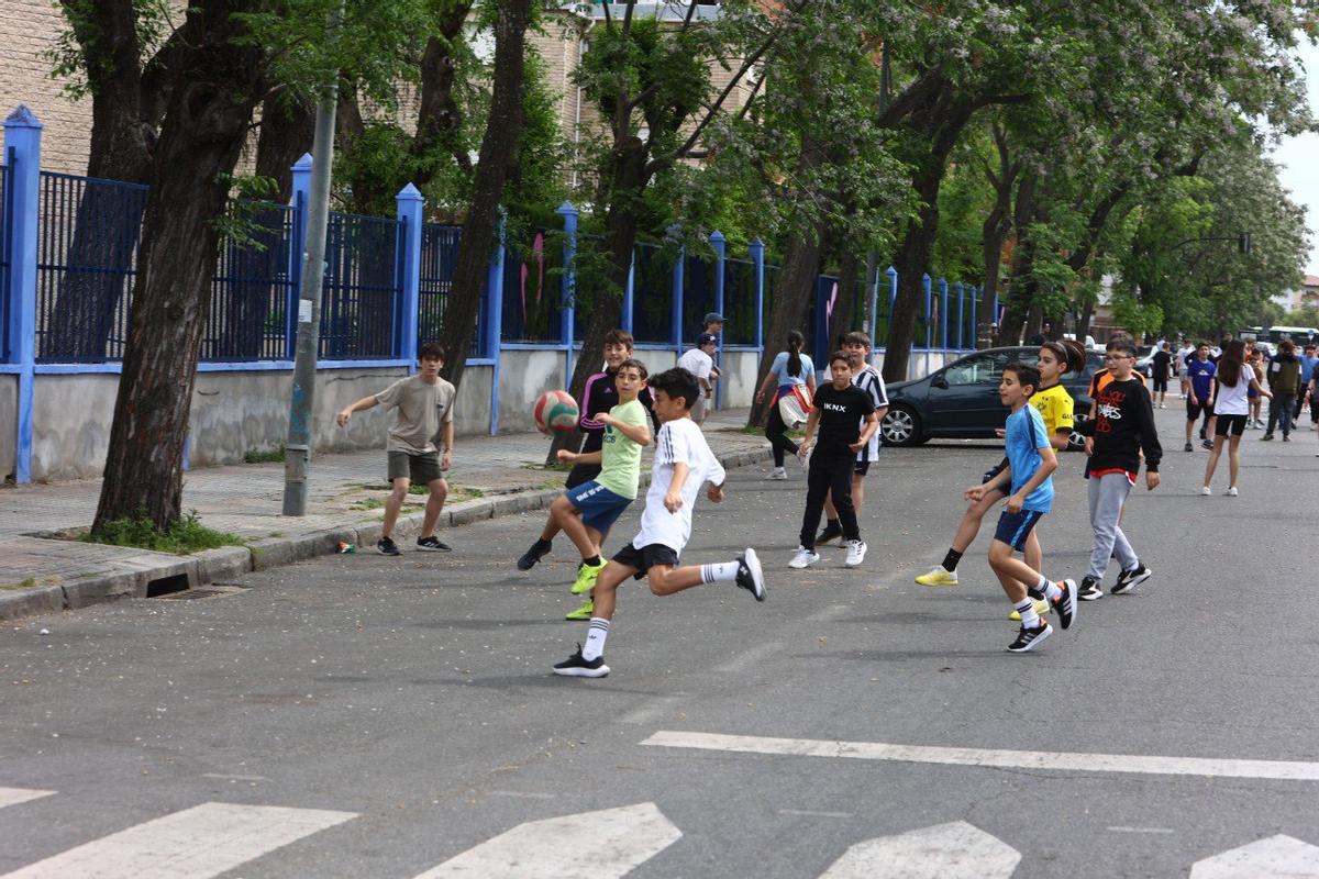 Niños jugando al fútbol en el barrio de la Fuensanta.