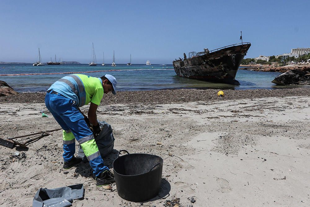 Limpieza de los restos de los barcos quemados.