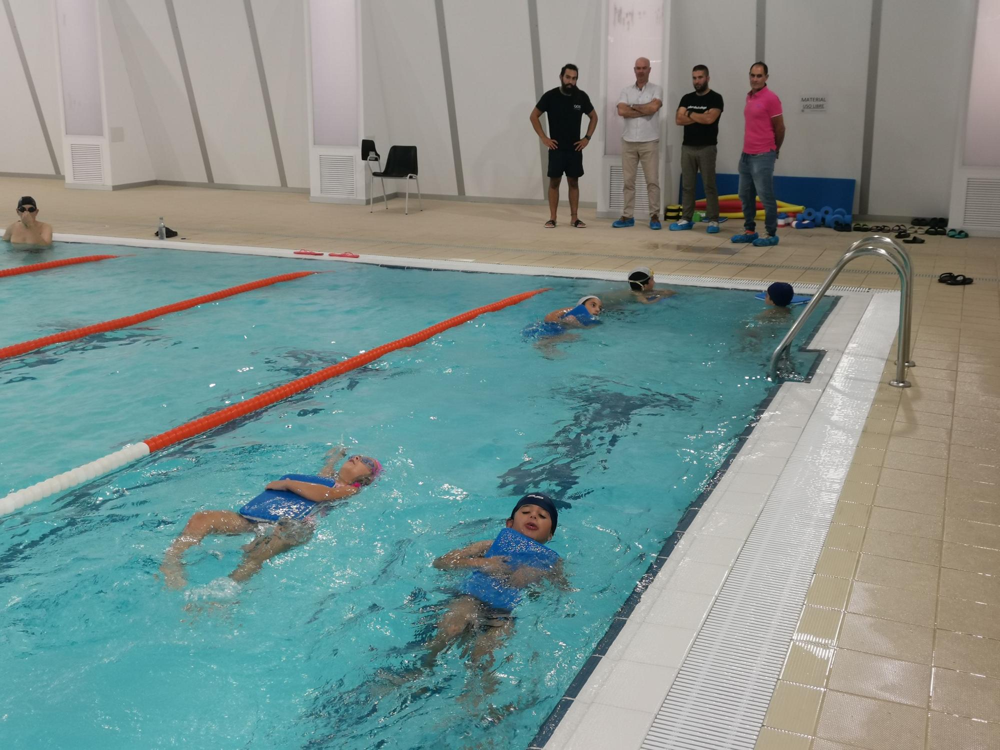 Inicio de los cursos de natación en la piscina de As Lagoas, en Bueu