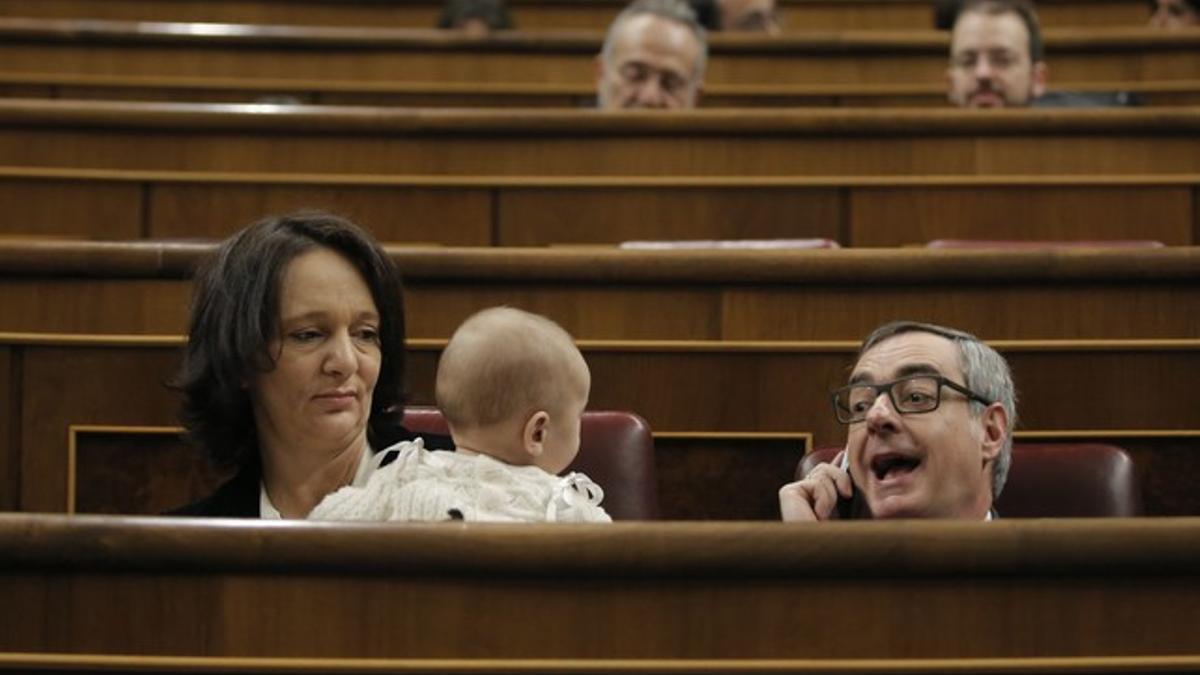 Carolina Bescansa, con su bebé en brazos, en su escaño del Congreso.