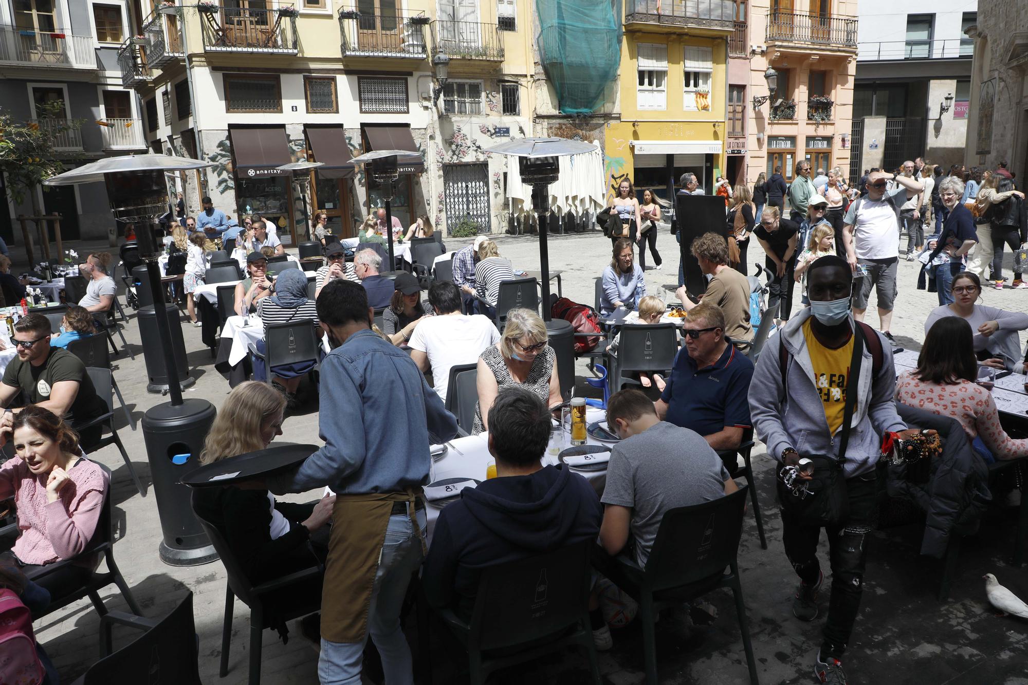 El buen tiempo y las vacaciones sacan a la gente a las calles de València