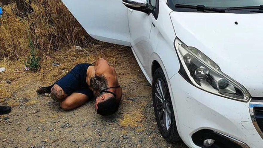 Imagen del hombre maniatado en el momento de su liberación.