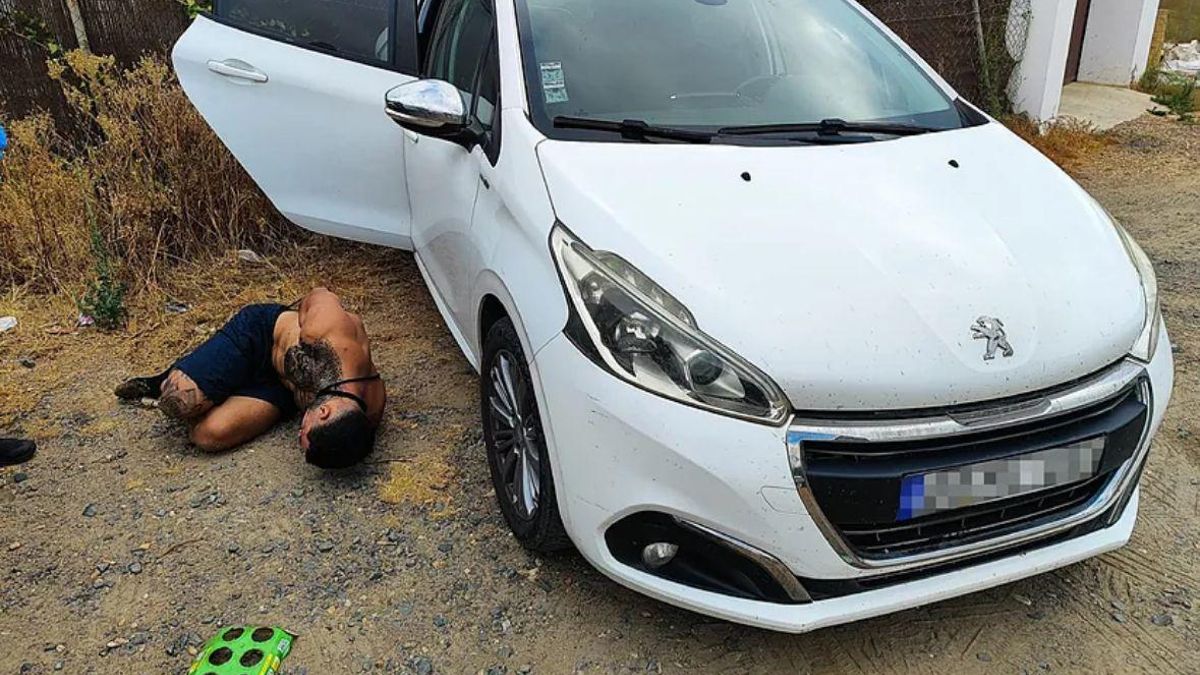 Imagen del hombre maniatado en el momento de su liberación.