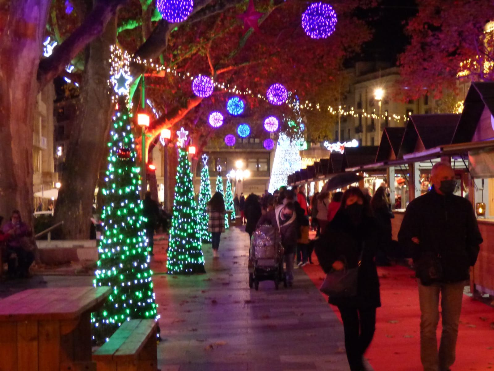 Figueres transforma els seus carrers i places en un conte de Nadal