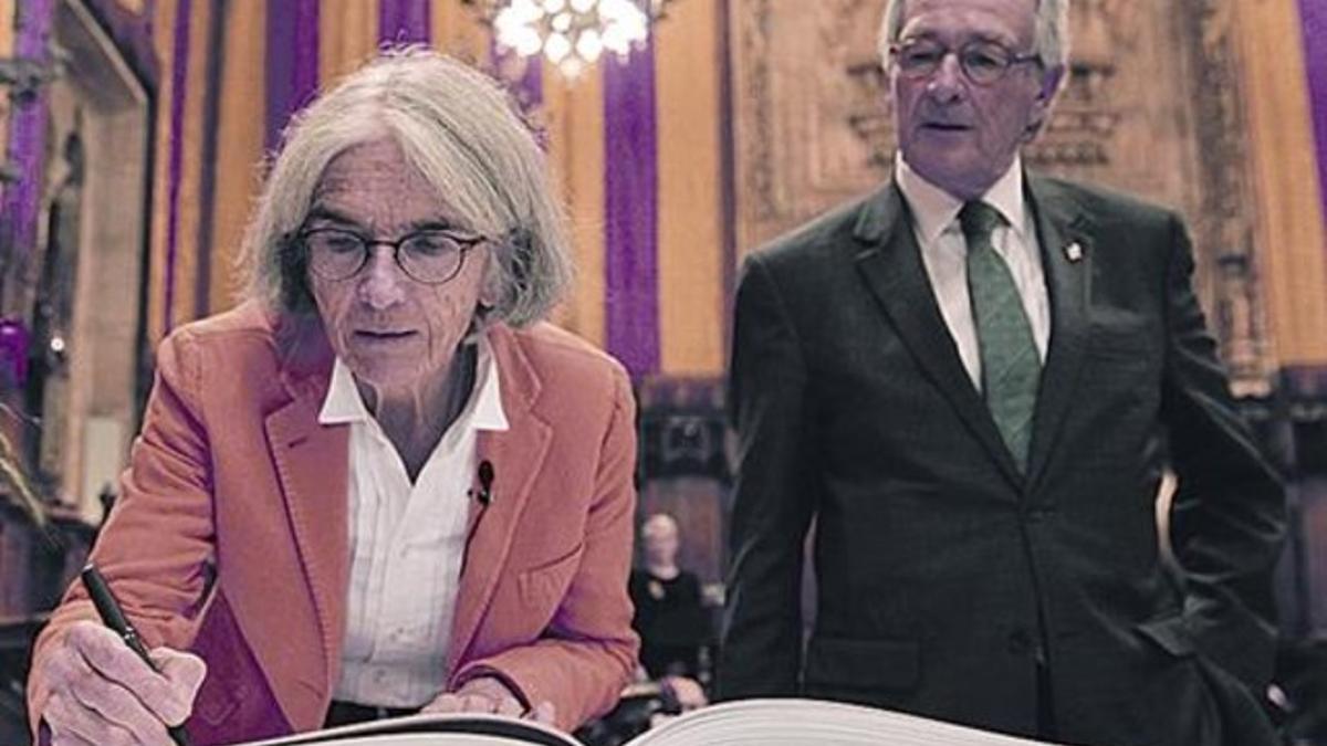 La escritora Donna Leon, ayer en el Saló de Cent junto al alcalde Xavier Trías..