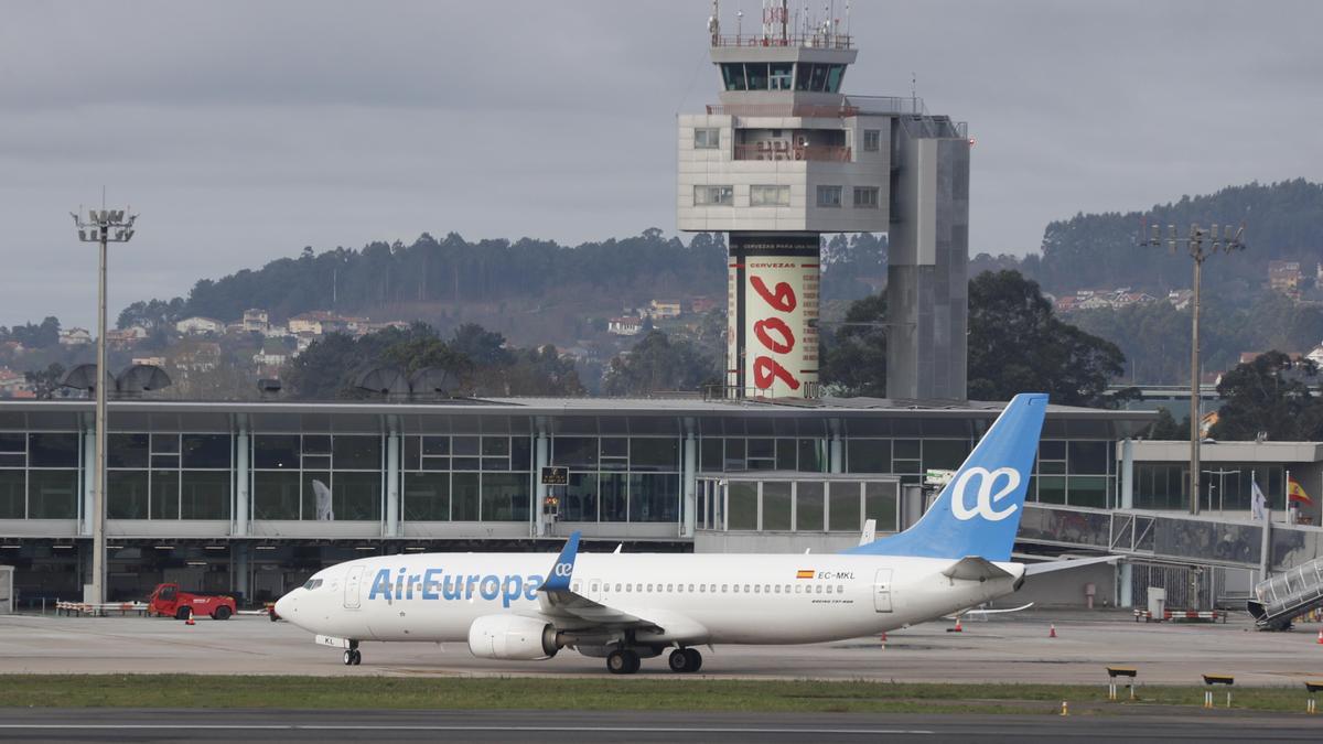 Un avión de Air Europa en el aeropuerto de Vigo.